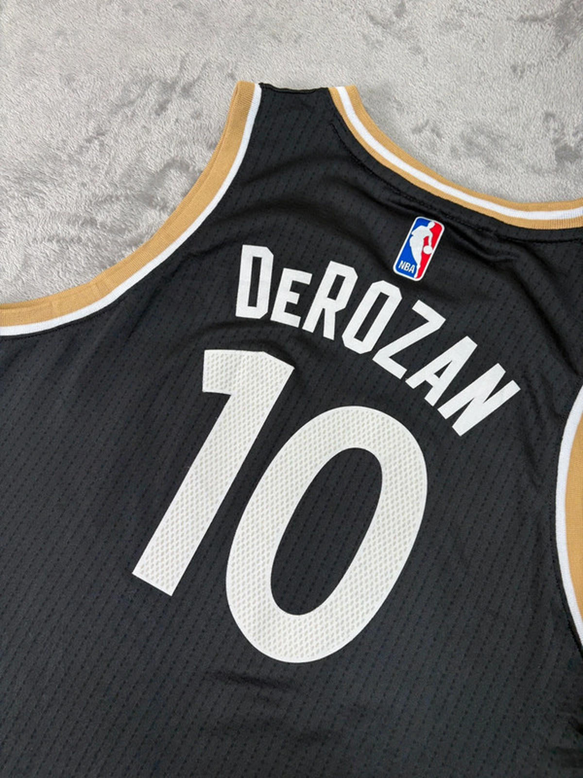 Adidas NBA Toronto Raptors DeRozan 10 Jersey Black/Gold Large Fits S/M